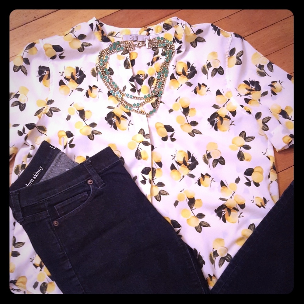 Shortsleeve buttoned blouse